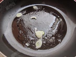锅热油，爆香葱花