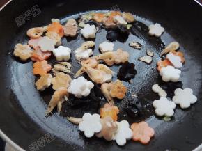 放入其它配菜炒出香味