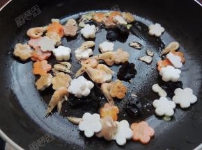 放入其它配菜炒出香味