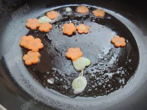 锅热油，爆香葱花