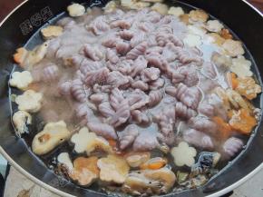 煮沸之后放入米筛爬