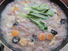 煮沸之后放入米筛爬