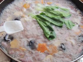 然后加入盐调味就可以吃啦