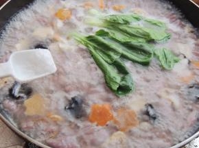 然后加入盐调味就可以吃啦