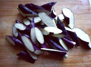 茄子洗干净，去根，滚刀切。(切菱形块)