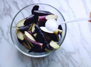 切好的茄子放在容器中，加入少许盐腌制10分钟。