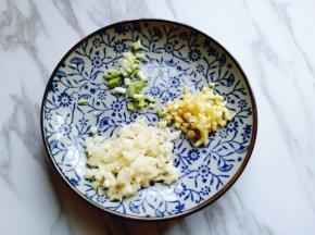 葱姜蒜去皮，切碎。
