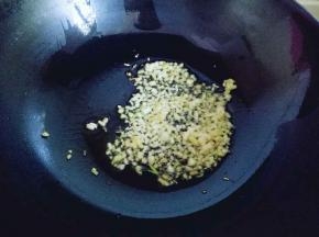 起油锅，加入切好的葱姜蒜炒香。