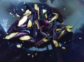 再加入茄子煸炒。