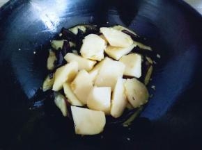 倒入土豆继续翻炒。