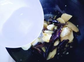 加入清水，没过土豆茄子为宜，炖5分钟。