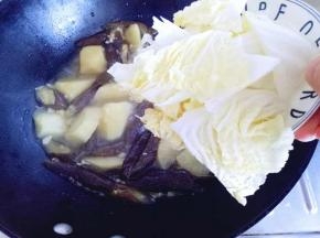 再加入切好的白菜炖10分钟即可。