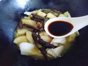 10分钟后调味，加入生抽。