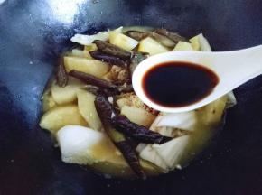 10分钟后调味，加入生抽。