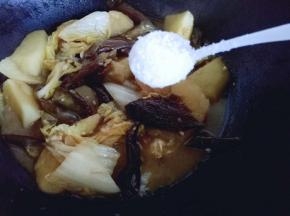 加入糖，盐，翻炒均匀，即可出锅。