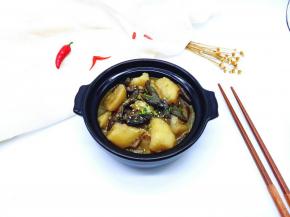 盛入煲中，撒上葱花，少许熟芝麻。