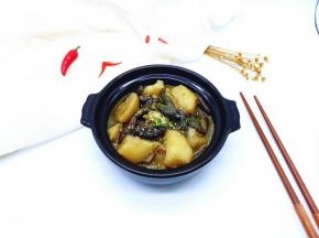 盛入煲中，撒上葱花，少许熟芝麻。