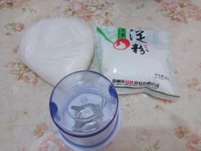 准备白砂糖、玉米淀粉、料理机干磨杯