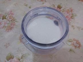 将白砂糖置于料理机的干磨杯中，将干磨杯底座装好，装入料理机卡槽，启动料理机，一般2个10秒即磨好了