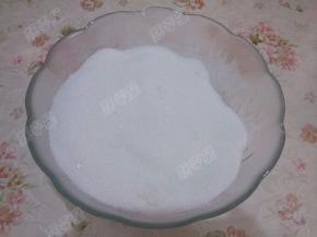 将玉米淀粉和白砂糖混合均匀