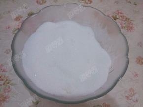 将玉米淀粉和白砂糖混合均匀