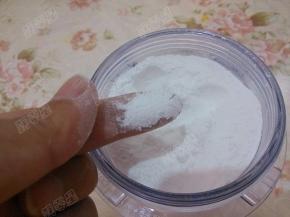 将杯体翻转打开，就可以看见细腻的糖粉，磨到呈粉末状就可以了