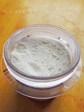 以用细目的面粉筛将糖粉过筛一遍