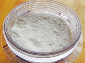 以用细目的面粉筛将糖粉过筛一遍