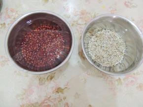 将红豆薏米分别浸泡三个小时以上
