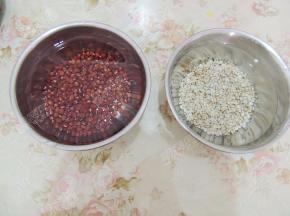 将红豆薏米分别浸泡三个小时以上