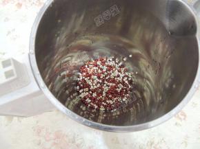 将红豆薏米放入豆浆机