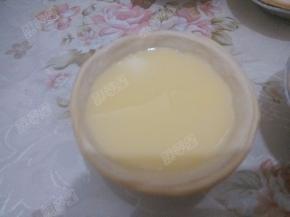 将蛋挞水倒入蛋挞皮中8分满