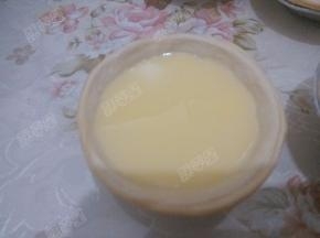 将蛋挞水倒入蛋挞皮中8分满