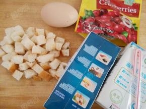 准备原材料，吐司面包切小丁