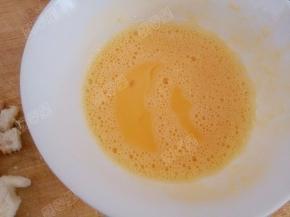 鸡蛋打入碗中打散