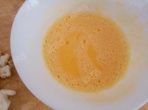 鸡蛋打入碗中打散