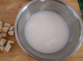 牛奶、淡奶油、糖粉混合均匀