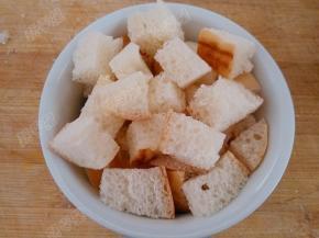 模具内部抹上黄油，铺一层面包丁，撒一层蔓越莓干，直到装满模具