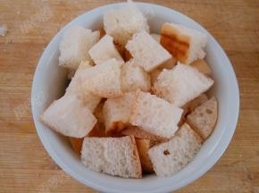 模具内部抹上黄油，铺一层面包丁，撒一层蔓越莓干，直到装满模具