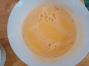 加入打散的蛋液拌匀过筛出泡沫，布丁液就做好啦