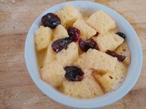 倒入布丁液，浸泡3分钟