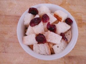 在表面放蔓越莓干