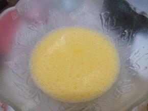 分离出蛋黄，放入水、色拉油搅匀