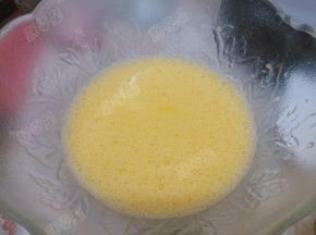 分离出蛋黄，放入水、色拉油搅匀