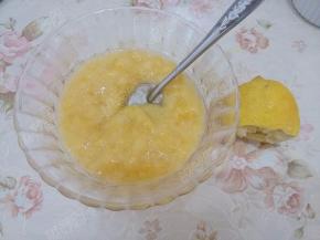 香蕉去皮后，用勺子压成泥，放入柠檬汁拌匀
