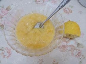 香蕉去皮后，用勺子压成泥，放入柠檬汁拌匀