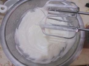 蛋清中放入塔塔粉，搅打至粗泡后，分两次加入白糖，直到把蛋清打发至中性发泡