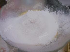 再筛入低筋面粉拌匀