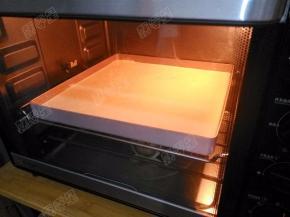 烤盘放入已经预热的烤箱，160度上下火烤20-25分钟，至上色熟透