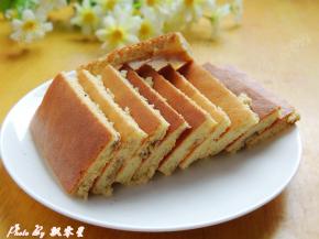 烤好的蛋糕立即从烤盘中取出，放到烤架上晾凉切块